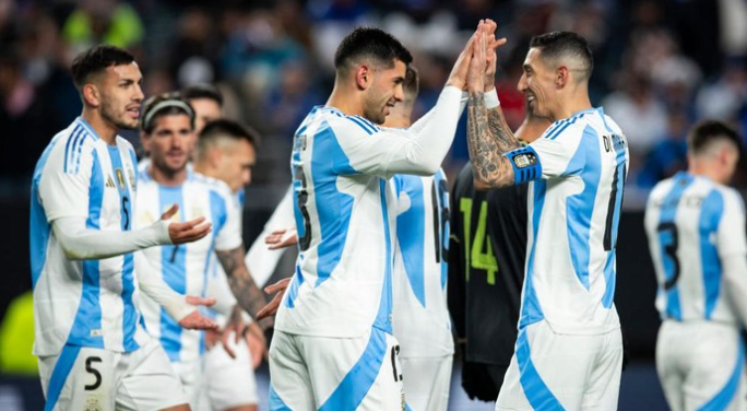 Argentina Versus El Salvador: Tanpa Messi, Albiceleste Menang 3-0 Tentcorp.com - Argentina menaklukkan El Salvador 3-0 dalam pertandingan eksperimen. Walau tidak diperkokoh Lionel Messi yang luka, tetapi si juara dunia tetap terlampau kuat untuk La Selecta.